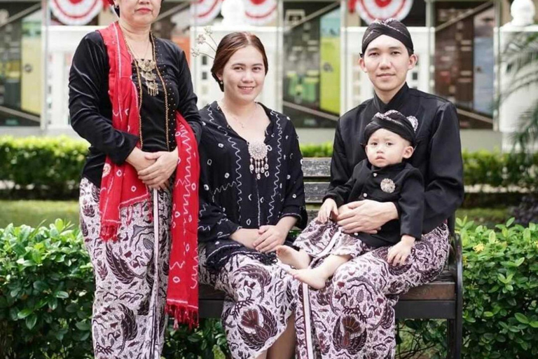Yogyakarta: wypożyczalnia strojów jawajskich i sesja zdjęciowaTradycyjny strój jawajski