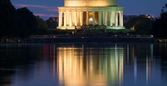 DC: Monuments & Memorials Sunset Tour mit dem Open-Top-Bus