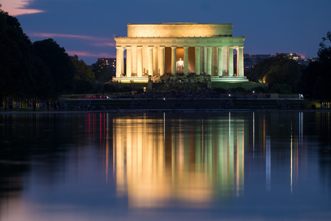 DC: Monuments &amp; Memorials Sunset Tour com guia ao vivoDC: Monuments and Memorials Sunset Tour em ônibus aberto