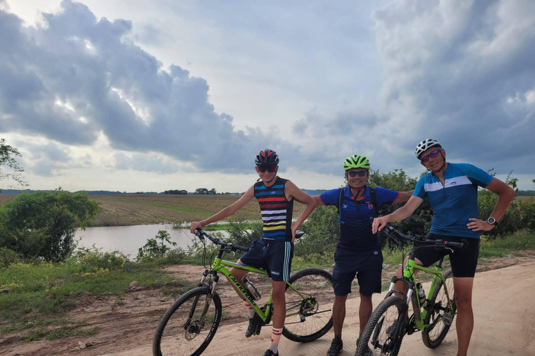 Cambodia: 7-Day Cycling Tour from Phnom Penh to Siem Reap