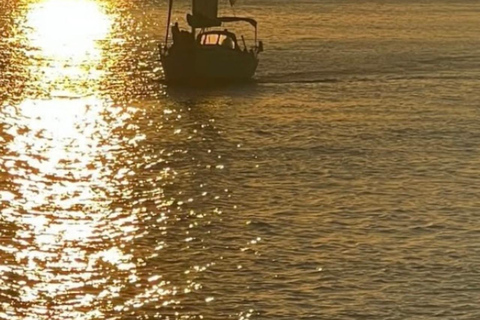 Lisboa:Sunset Sailing Tour at Tagus River with welcome drink