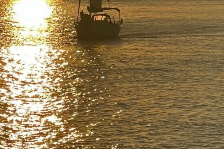 Lisboa:Sunset Sailing Tour at Tagus River with welcome drink
