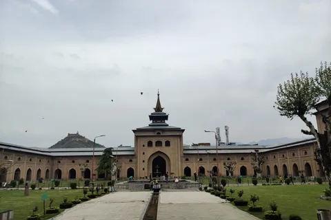 Srinagar: Private Old City and Mughal Gardens Guided Tour