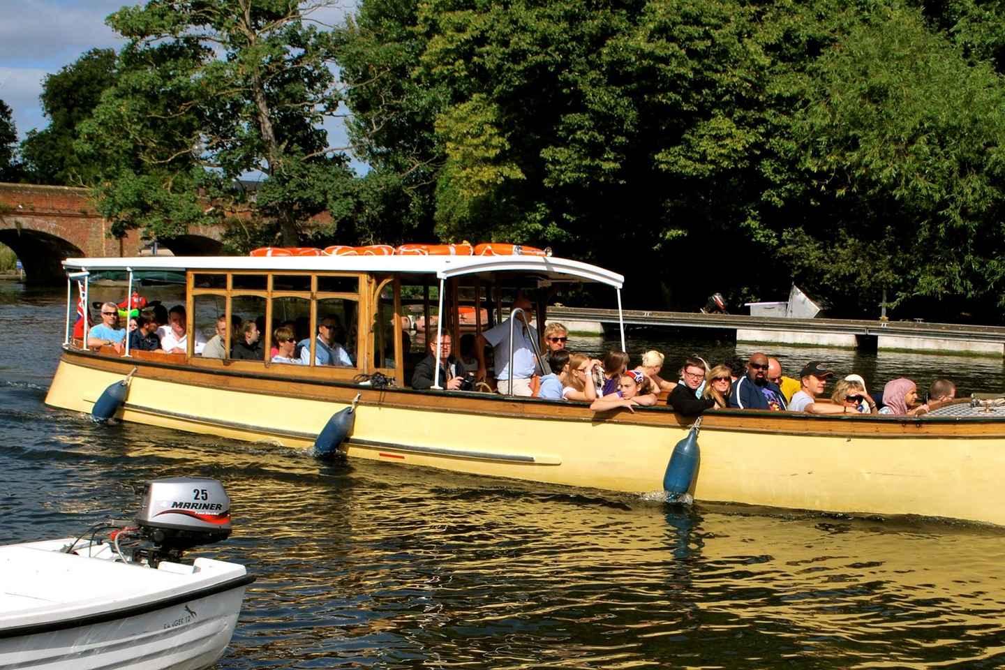 Stratford-upon-Avon: River Cruise & City Audio Tour
