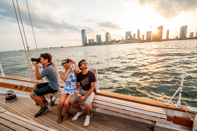 New York: crociera al tramonto a bordo dello SchoonerVela al tramonto di 2 ore