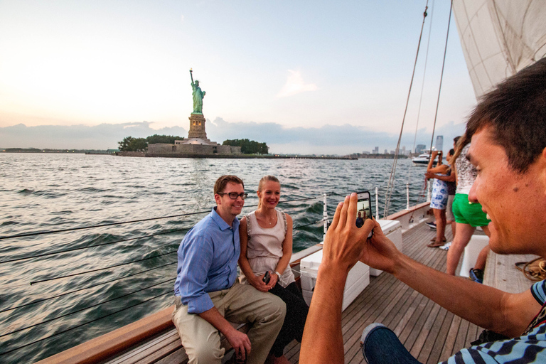 New York: crociera al tramonto a bordo dello SchoonerVela al tramonto di 2 ore