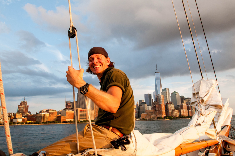 New York: crociera al tramonto a bordo dello SchoonerVela al tramonto di 2 ore