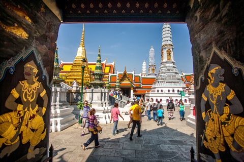 Bangkok&#039;s Temple &amp; River of Kings Experience with a localShared Group Tour