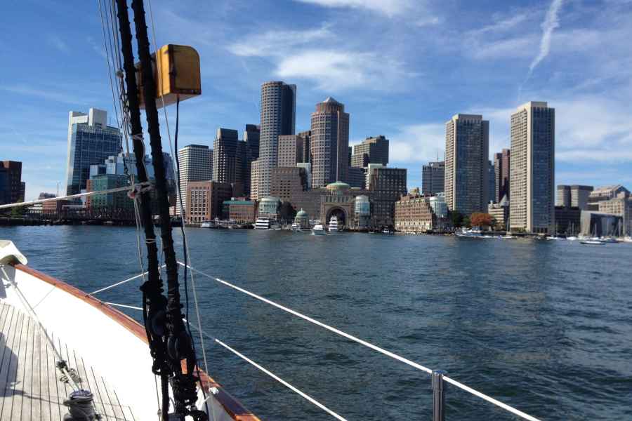 Boston: Segeltour im Hafen von Downtown. Foto: GetYourGuide