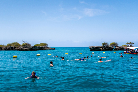 From Cartagena: Visit 5 Islands with snorkeling, beaches and buffet lunch