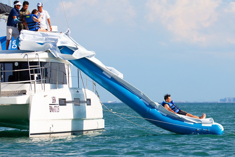 Da Nang: Discover Son Tra Bay on Luxury Sailing Catamaran 2-Hour Luxury Catamaran Scenic Cruise with Drink & Transfer