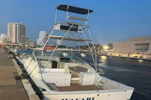 Cartagena: Boottocht door de baai met open bar en DJ!Zonsondergangplan op de baai aan boord van een Trimaran boot met Openbar