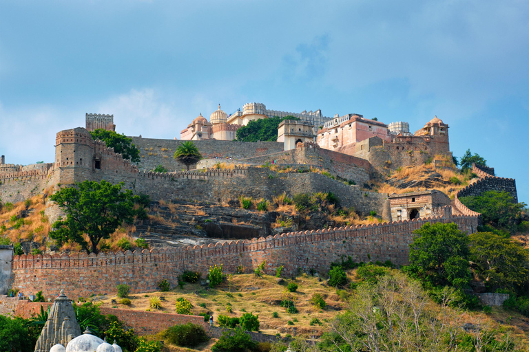 Udaipur: Tour privado de 2 días con Kumbhalgarh y Ranakpur