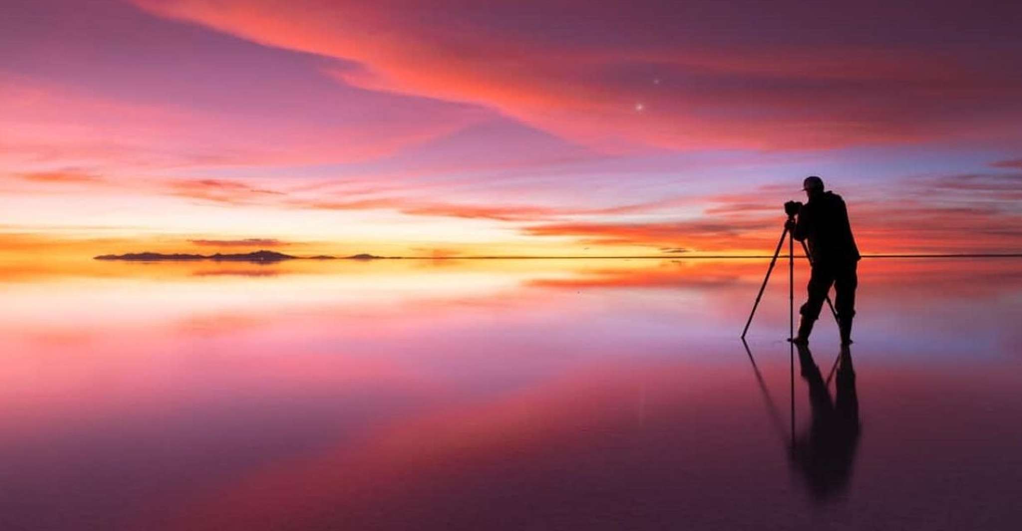 Bolivia, Sunset on the Salar de Uyuni salt flats - Housity