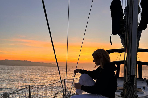 Lisboa:Sunset Sailing Tour at Tagus River with welcome drink