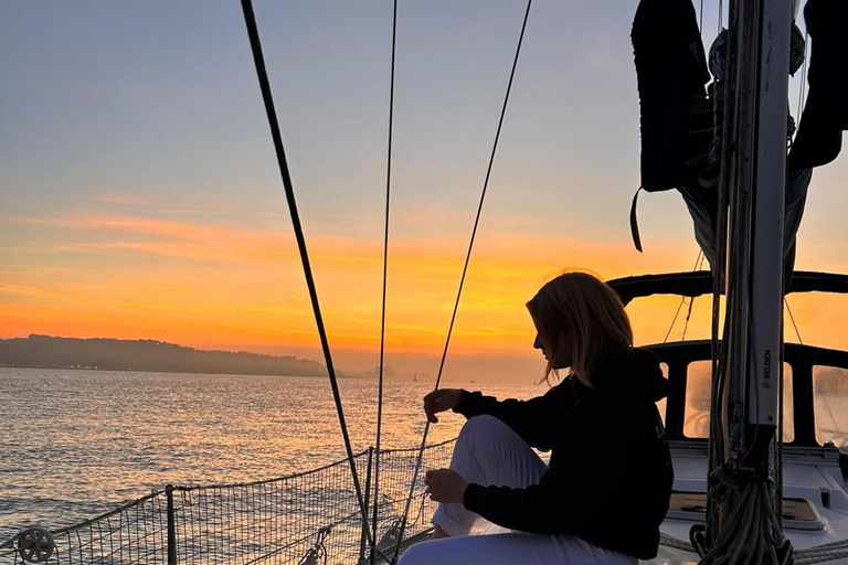 Lisboa:Sunset Sailing Tour at Tagus River with welcome drink
