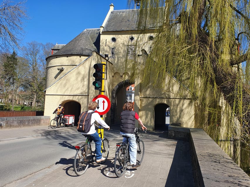 Brugge Bike Tour, geheime hoeken, streetart en chocolade - Hizvo