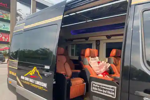 Desde/hasta la Bahía de Halong Traslado en limusina de lujo con ticket de entrada en autobús
