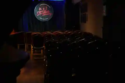 Dublín: entrada al club de comedia In Stitches.