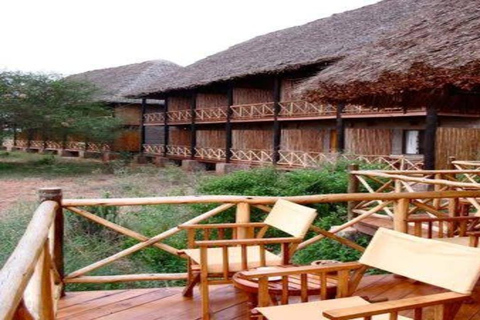 From Mombasa: 2-Day Tsavo East & Ngutuni Safari with Lodge