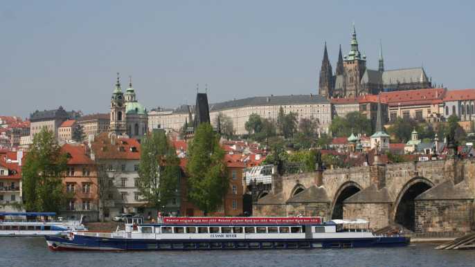Praga: crucero de 1 hora con vistas por el río Moldava