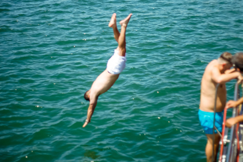 Lisboa: Crucero a la Playa con Barbacoa, Barra Libre y Música