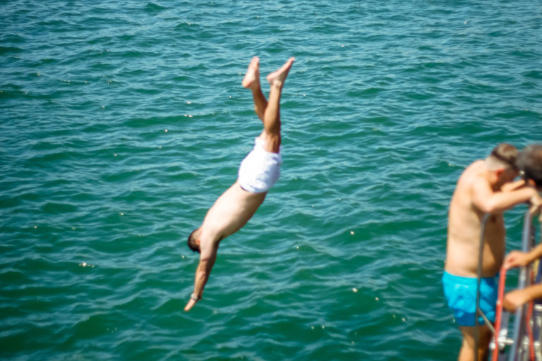 Lisboa: Crucero a la Playa con Barbacoa, Barra Libre y Música