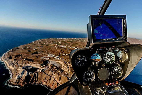 Von Santorin aus: Privater One-Way-Hubschrauberflug zu den InselnHubschrauberflug von Santorin nach Folegandros