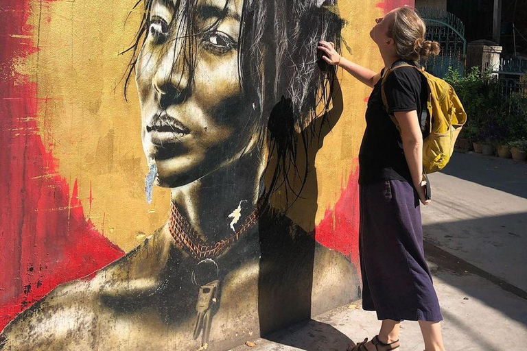 Phnom Penh: Street Art and Noodle Tour by Tuk Tuk