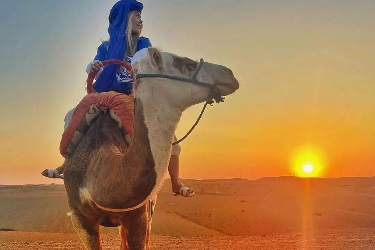 Marrakech: Puesta de sol en el desierto de Agafay, paseo en camello y cena espectáculoMarrakech: Puesta de sol en el desierto de Agafay, paseo en camello y cena con espectáculo