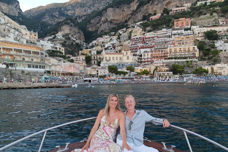 Positano: passeio de barco partilhado ao pôr do sol ao longo da Costa AmalfitanaPositano: passeio de barco partilhado ao pôr do sol pela Costa Amalfitana