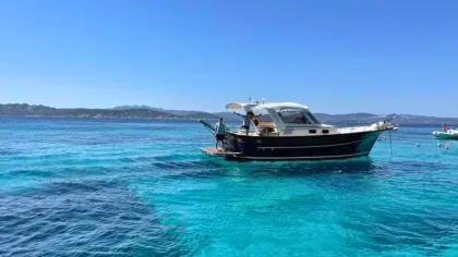 Von Palau aus: Südkorsika-Reise mit Holzschnellboot und Mittagessen