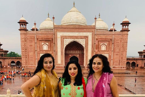 From Delhi: Shared Taj Mahal Guided Tour by Train