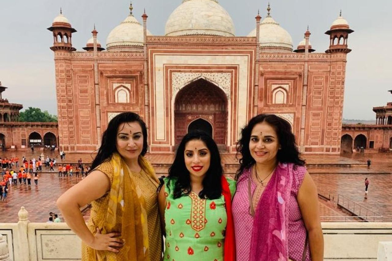 From Delhi: Shared Taj Mahal Guided Tour by Train
