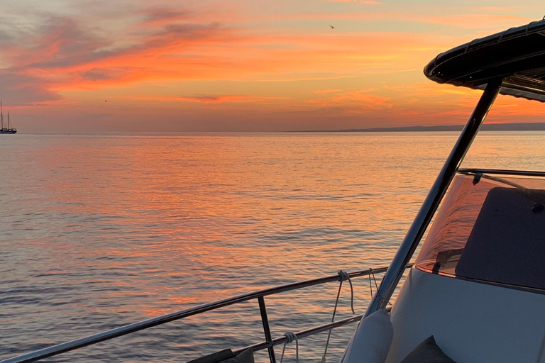 Marseille: Sunset Boat Cruise with Buffet and Organic Wine Sunset Boat Cruise with Dinner & Drinks (Théatre Criée)