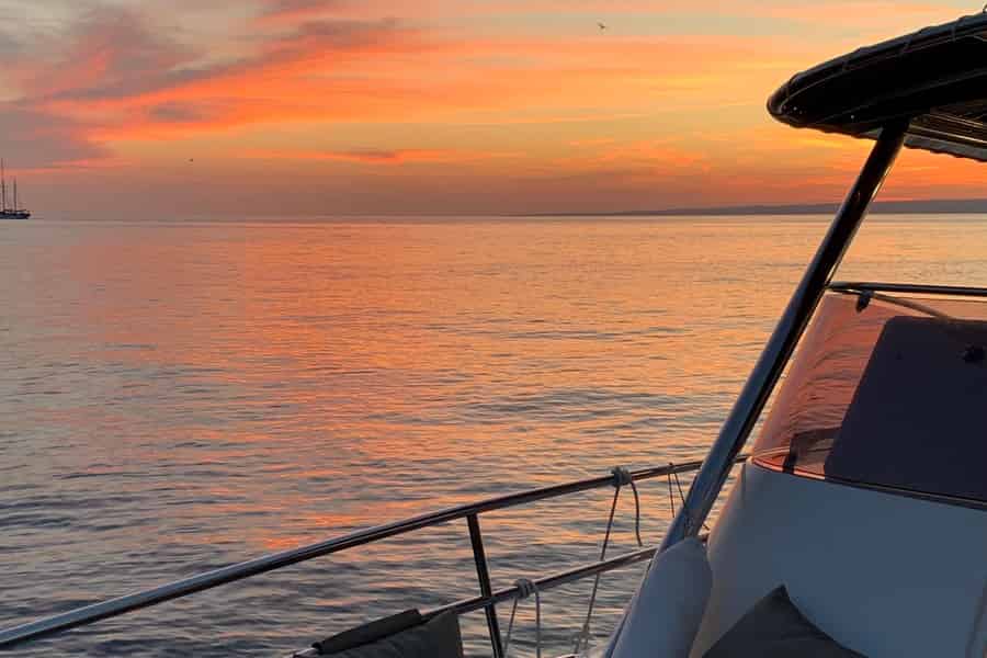 Marseille: Bootsfahrt bei Sonnenuntergang mit Buffet und Wein. Foto: GetYourGuide Marseille: Bootsfahrt bei Sonnenuntergang mit Buffet und Wein. Foto: GetYourGuide