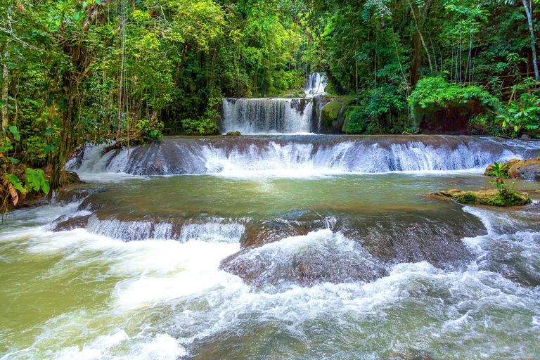 Montego Bay Group transfer to all attractions in Jamaica.Trasferimento di gruppo 2 in 1 Blue Hole &amp; Dunns River Falls 25pax