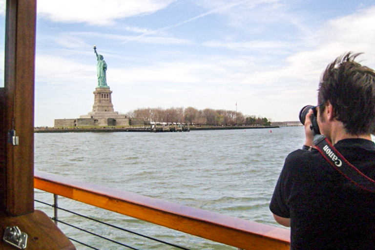 Manhattan: Statue and Skyline Cruise Aboard a Luxury Yacht Holiday 1.5-Hour Manhattan Statue and Skyline Cruise