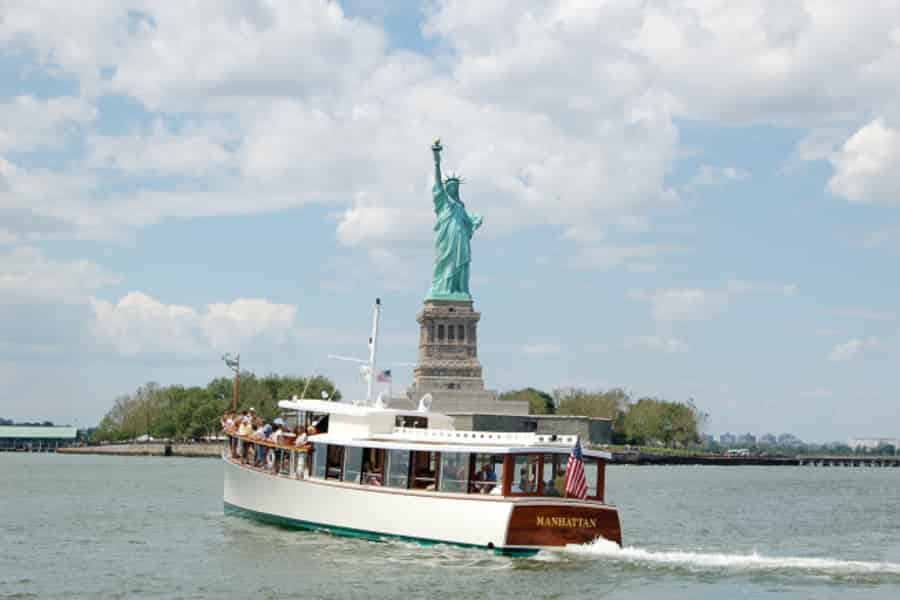Manhattan: Freiheitsstatue- und Skyline-Bootsfahrt mit einer Luxus-Yacht. Foto: GetYourGuide