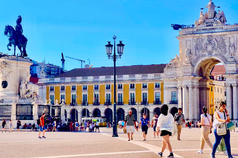 Lisbonne : Visite privée en tuk tuk avec photos polaroïd gratuitesLisbonne : Visite de la vieille ville et de Belem en Tuk Tuk (3,5 heures)