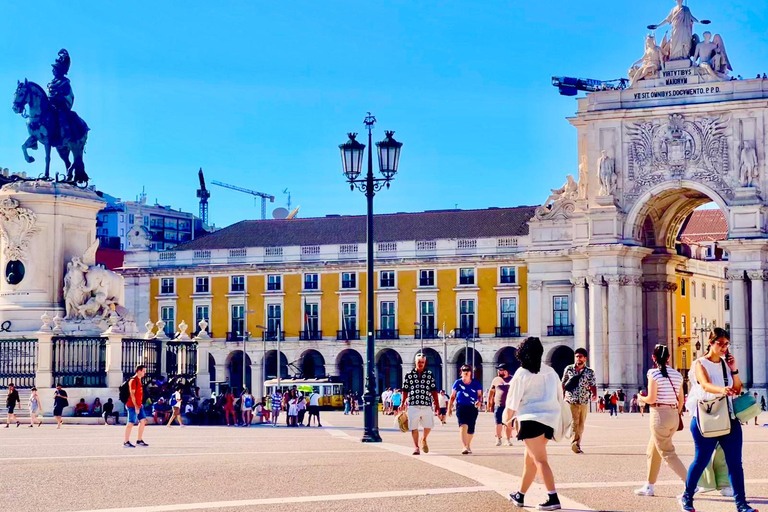 Lisbon: Tuk Tuk Private Tour With Free Polaroid Photos Lisbon: Old town Tuk Tuk Tour (90min)