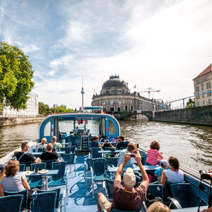 Bootstour auf Landwehrkanal und Spree mit Guide vor Ort