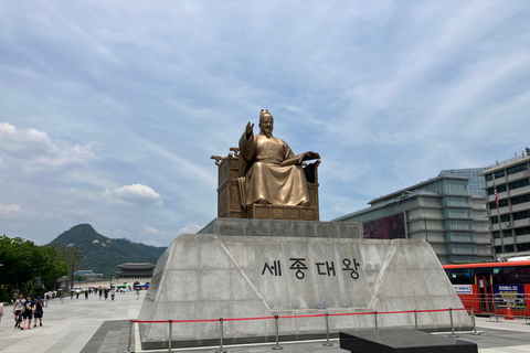 Séoul : Visite à pied du Hanbok, de Gyeongbokgung et du marché de Tongin