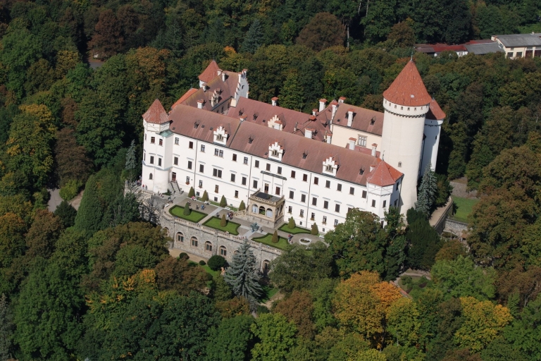 Castillo de Karlštejn: Visita guiada con entradasTour en ruso