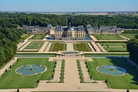 vaux le vicomte castle tour with limousine champagne