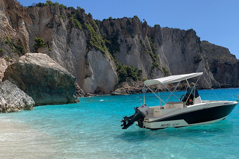 Zakynthos: Selbstfahrende Schnellboote zum Schiffswrack und den blauen HöhlenHalbtagesmiete - 4 Stunden