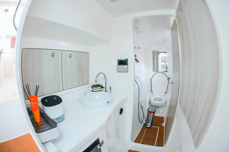 Da Nang: Discover Son Tra Bay on Luxury Sailing Catamaran 2-Hour Luxury Catamaran Scenic Cruise with Drink & Transfer