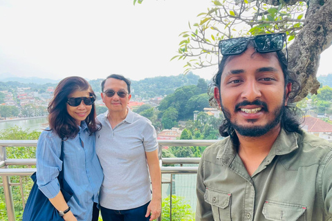 Kandy: Guided City Tour/Temple of the Tooth & Tea Factory