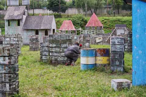 Praga: attività di paintball di 4 ore con trasferimenti