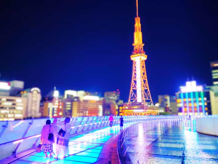 名古屋：两座塔楼，一个优雅的城市之夜
